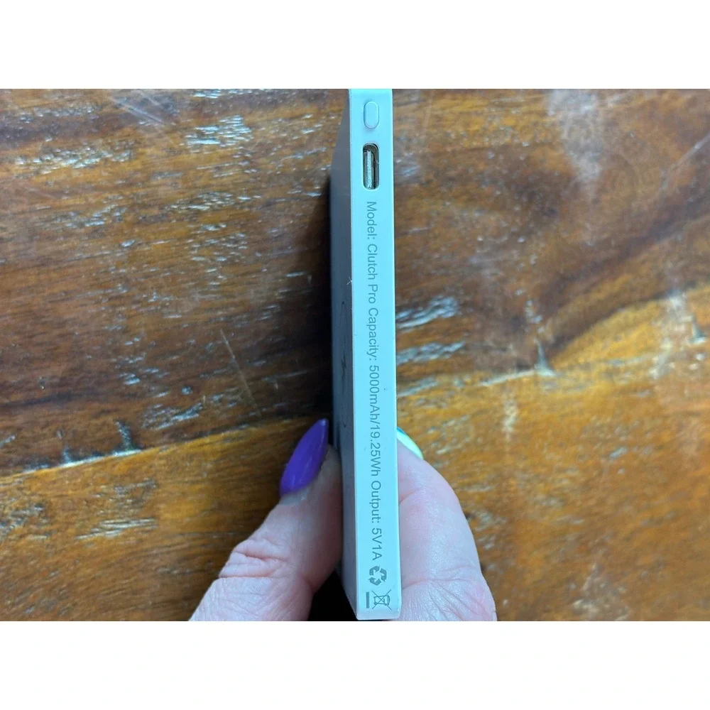 Clutch Pro White Ultra Thin 5000mAh Portable Power Bank Built-in Lightning Cable